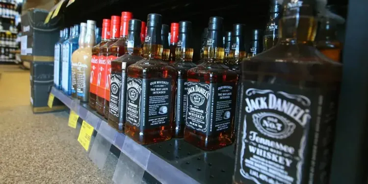 ആൽബർട്ട – അമേരിക്കൻ മദ്യ ഇറക്കുമതി നിരോധനം പിൻവലിച്ചു; വ്യാപാര സ്വാധീനത്തിൽ അനിശ്ചിതത്വം തുടരുന്നു