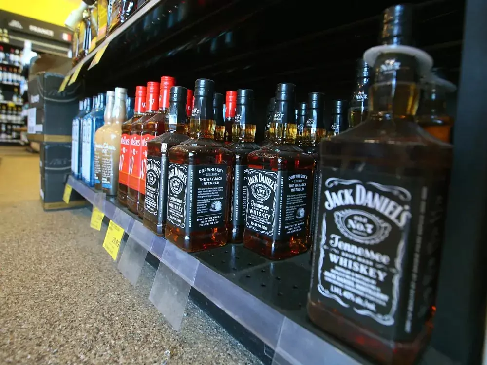 ആൽബർട്ട – അമേരിക്കൻ മദ്യ ഇറക്കുമതി നിരോധനം പിൻവലിച്ചു; വ്യാപാര സ്വാധീനത്തിൽ അനിശ്ചിതത്വം തുടരുന്നു