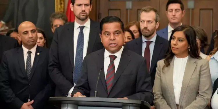 കാർണിയുടെ അതിർത്തി ബിൽ സി-2ൽ ഒളിപ്പിച്ച രഹസ്യ വ്യവസ്ഥകൾ കണ്ടെത്തിയെന്ന് റിപ്പോർട്ട്