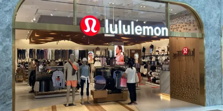 ലുലുലെമൺ 150 കോർപ്പറേറ്റ് ജോലികൾ വെട്ടിച്ചുരുക്കി: അമേരിക്കൻ താരിഫ് യുദ്ധം തിരിച്ചടിയാകുന്നു 1 ലുലുലെമൺ 150 കോർപ്പറേറ്റ് ജോലികൾ വെട്ടിച്ചുരുക്കി: അമേരിക്കൻ താരിഫ് യുദ്ധം തിരിച്ചടിയാകുന്നു