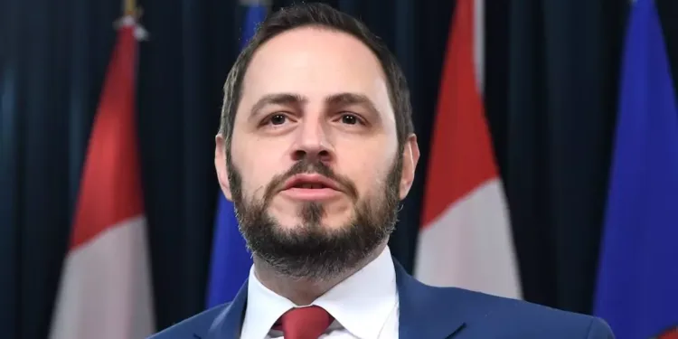 ആൽബർട്ടയിൽ പുസ്തകങ്ങൾക്ക് കടിഞ്ഞാൺ; കർശന നിയന്ത്രണങ്ങളുമായി വിദ്യാഭ്യാസ മന്ത്രി