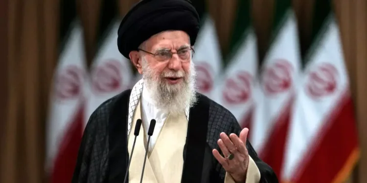 ‘ഇറാൻ കീഴടങ്ങില്ല’ ട്രംപിനെ വെല്ലുവിളിച്ച് ആയത്തുല്ല ഖാമെനെയി 