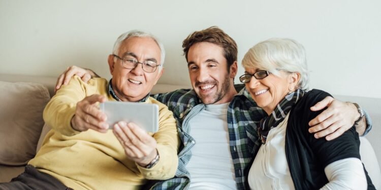 കാനഡ സൂപ്പർ വിസ നിയമം മാറി: കുടുംബാംഗങ്ങളെ കൊണ്ടുവരാൻ ഇനി കൂടുതൽ വരുമാനം വേണം 1 family taking selfee