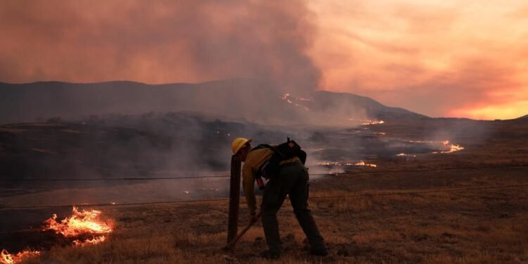അതിവേഗ കാട്ടുതീ: 700 പേർ ഒറ്റപ്പെട്ട കനേഡിയൻ ഗ്രാമം രക്ഷാപ്രവർത്തനത്തിൽ! 1 അതിവേഗ കാട്ടുതീ: 700 പേർ ഒറ്റപ്പെട്ട കനേഡിയൻ ഗ്രാമം രക്ഷാപ്രവർത്തനത്തിൽ!