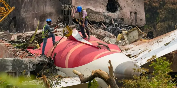 ഫ്യുവൽ സ്വിച്ച് ഓഫായത് എങ്ങനെ? ആകാശത്ത് 32 സെക്കൻഡ്, പിന്നാലെ വിമാനം തകർന്നുവീണു, അഹമ്മദാബാദിൽ സംഭവിച്ചതെന്ത്?