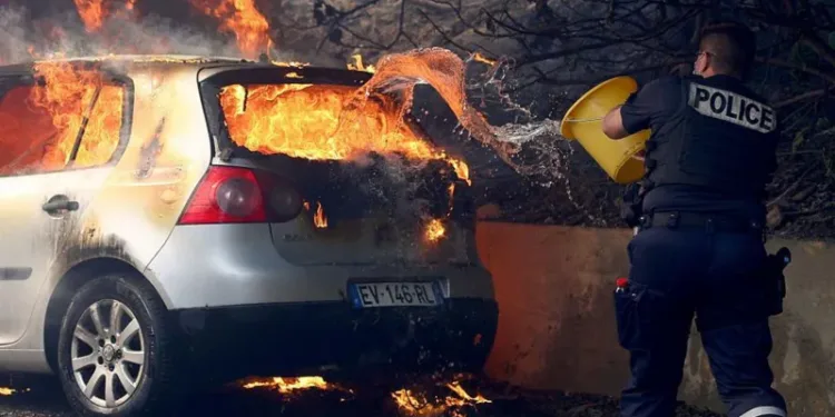 മാഴ്സെയ്ലിനെ വിഴുങ്ങി കാട്ടുതീ!: 100-ൽ അധികം പേർക്ക് പരിക്ക്, യൂറോപ്പിൽ ആശങ്കയോടെ വേനൽ 1 മാഴ്സെയ്ലിനെ വിഴുങ്ങി കാട്ടുതീ!: 100-ൽ അധികം പേർക്ക് പരിക്ക്, യൂറോപ്പിൽ ആശങ്കയോടെ വേനൽ