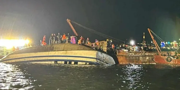 അവധിക്കാല യാത്ര ദുരന്തമായി: വിയറ്റ്നാമിൽ ബോട്ട് മുങ്ങി 34 മരണം, രക്ഷാപ്രവർത്തനം തുടരുന്നു 1 അവധിക്കാല യാത്ര ദുരന്തമായി: വിയറ്റ്നാമിൽ ബോട്ട് മുങ്ങി 34 മരണം, രക്ഷാപ്രവർത്തനം തുടരുന്നു