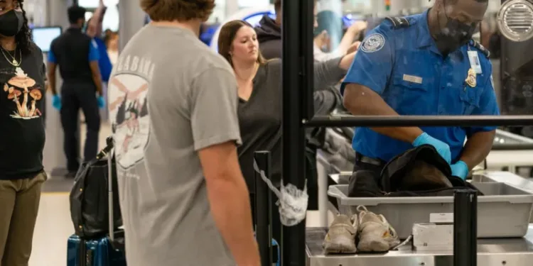 ഇതൊരു വിപ്ലവം! ഷൂ ഊരി ബുദ്ധിമുട്ടേണ്ട, യുഎസ് വിമാനത്താവളങ്ങളിൽ നിയമം മാറി 1 ഇതൊരു വിപ്ലവം! ഷൂ ഊരി ബുദ്ധിമുട്ടേണ്ട, യുഎസ് വിമാനത്താവളങ്ങളിൽ നിയമം മാറി