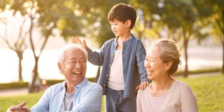 ക്യുബെക്കിൽ കുടുംബത്തിന്റെ ഒത്തുചേരലിനായി ഇനി കാത്തിരിക്കണം! പിജിപി അപേക്ഷകളുടെ പരിധി കഴിഞ്ഞു 1 child with grandparents