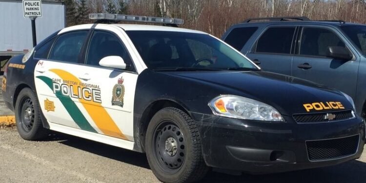 നോവ സ്കോഷ്യയിൽ കാണാതായ ആറ് വയസ്സുകാരൻ്റെ മൃതദേഹം പാറക്കെട്ടുകൾക്കിടയിൽ 1 police car