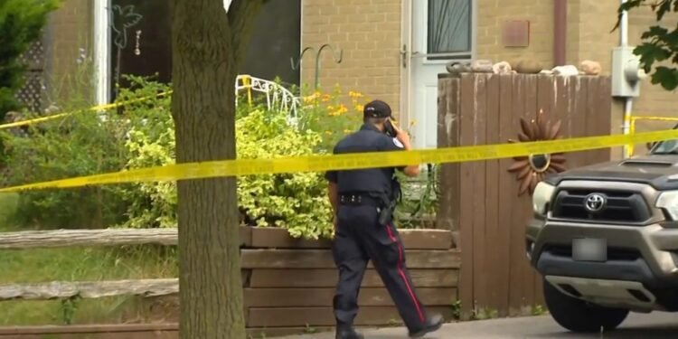 സ്കാർബറോയിലെ വീട്ടിലെ ദുരൂഹമരണം; മരിച്ചവരിൽ ഒരാളെ തിരിച്ചറിഞ്ഞു 1 സ്കാർബറോയിലെ വീട്ടിലെ ദുരൂഹമരണം; മരിച്ചവരിൽ ഒരാളെ തിരിച്ചറിഞ്ഞു