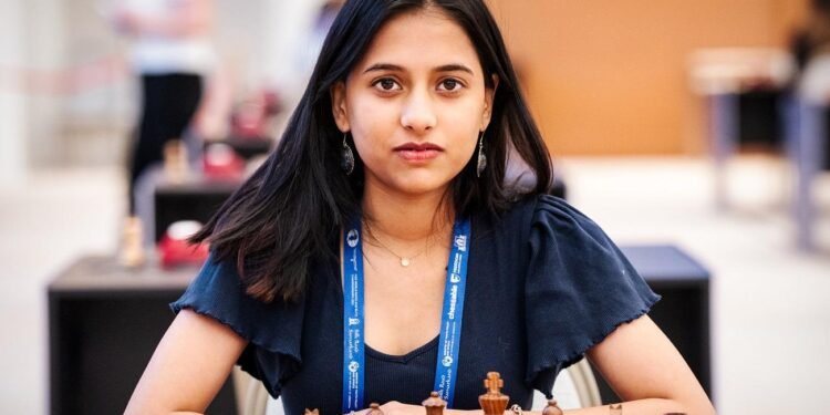 വനിതാ ചെസ് ലോകകപ്പ്; ചരിത്രമെഴുതി ദിവ്യ ദേശ്മുഖ്; കൊനേരു ഹംപിയെ വീഴ്ത്തി കിരീട നേട്ടം 1 Divya Deshmukh