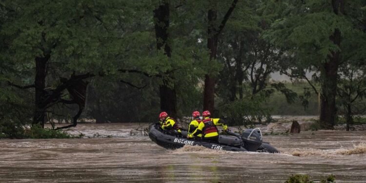 ടെക്സസ് പ്രളയം: ഡസൻ കണക്കിന് ആളുകളെ കാണാതായി, മരണസംഖ്യ ഉയരുമെന്ന് സൂചന! 1 ടെക്സസ് പ്രളയം: ഡസൻ കണക്കിന് ആളുകളെ കാണാതായി, മരണസംഖ്യ ഉയരുമെന്ന് സൂചന!