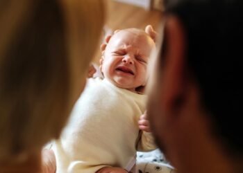 കുഞ്ഞു കരഞ്ഞാൽ ആദ്യം ഉണരുന്നത് അമ്മയോ അച്ഛനോ? പരമ്പരാഗത ധാരണകളെ തിരുത്തി പുതിയ പഠനം