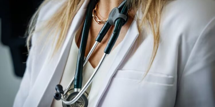 പ്രതിദിനം പരിശോധിക്കേണ്ട രോഗികളുടെ എണ്ണം കൂട്ടി, ഡോക്ടർമാർക്ക് ഇരട്ടി ഭാരം; പ്രതിഷേധം 1 പ്രതിദിനം പരിശോധിക്കേണ്ട രോഗികളുടെ എണ്ണം കൂട്ടി, ഡോക്ടർമാർക്ക് ഇരട്ടി ഭാരം; പ്രതിഷേധം