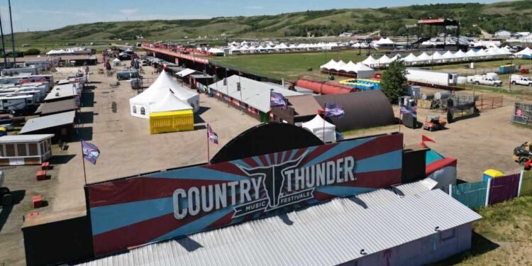 സാസ്‌കാച്ചെവാനിലെ ക്രേവൻ സംഗീതോത്സവത്തിന് വർണ്ണാഭമായ തുടക്കം; ആരാധകർ ആവേശത്തിൽ!