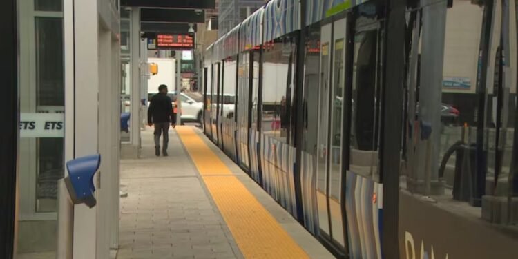 പബ്ലിക് ട്രാൻസിറ്റിൽ കാർഡ് ടാപ്പ് ചെയ്ത് യാത്ര ചെയ്യാം; എഡ്‌മണ്ടണിൽ നൂതന സംവിധാനത്തിന് തുടക്കം