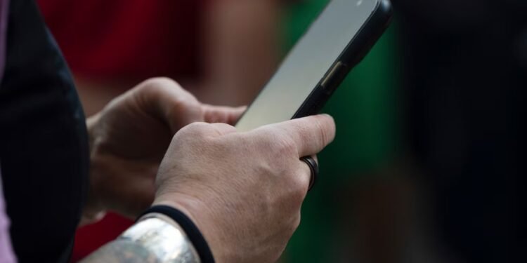 സ്മാർട്ട്ഫോൺ മുതൽ ഹെഡ്ഫോൺ വരെ; നിങ്ങളുടെ ഗാർഡ്ജെറ്റുകൾ വൃത്തിയാക്കാൻ എളുപ്പവഴി! 1 സ്മാർട്ട്ഫോൺ മുതൽ ഹെഡ്ഫോൺ വരെ; നിങ്ങളുടെ ഗാർഡ്ജെറ്റുകൾ വൃത്തിയാക്കാൻ എളുപ്പവഴി!