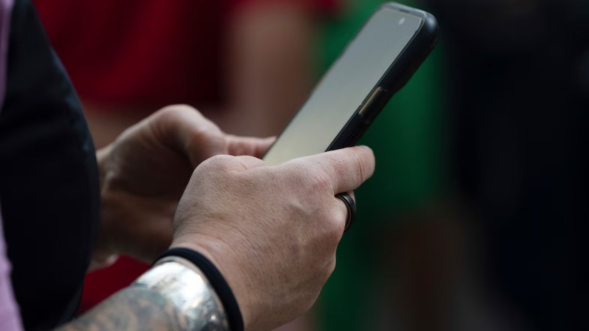 സ്മാർട്ട്ഫോൺ മുതൽ ഹെഡ്‍ഫോൺ വരെ; നിങ്ങളുടെ ഗാർഡ്‌ജെറ്റുകൾ വൃത്തിയാക്കാൻ എളുപ്പവഴി!