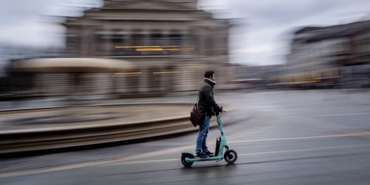 ഇ-സ്കൂട്ടറുകൾ: കുട്ടികളുടെ സുരക്ഷയെച്ചൊല്ലി മാതാപിതാക്കൾ ആശങ്കയിൽ 1 ഇ-സ്കൂട്ടറുകൾ: കുട്ടികളുടെ സുരക്ഷയെച്ചൊല്ലി മാതാപിതാക്കൾ ആശങ്കയിൽ