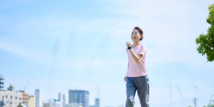 വൈറലായി ജാപ്പനീസ് വോക്കിങ്; ഈ 30 മിനിറ്റ് വ്യായാമം നിങ്ങളെ മാറ്റും;കൂടുതൽ അറിയാം 1 woman