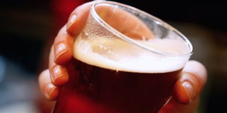 അമിത മദ്യപാനം: ഇരട്ടിയിലധികം വർധിച്ച് ഗുരുതര കരൾ രോഗങ്ങളുടെ നിരക്ക് 1 a glass of drink