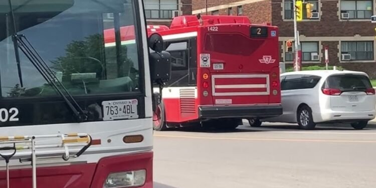 “ഇതൊന്ന് നിർത്താൻ ഞങ്ങൾ അപേക്ഷിക്കുന്നു”; ടിടിസി ബസ് ഹോണുകളുടെ ശബ്ദം സഹിക്കാനാവാതെ ടൊറന്റോ നിവാസികൾ 1 buses