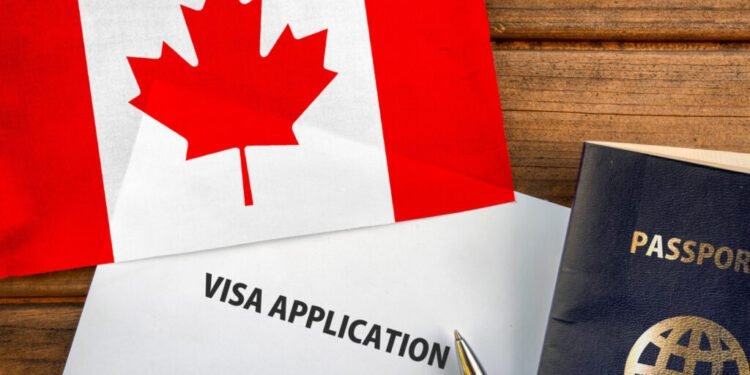 യൂറോപ്യൻ പാസ്പോർട്ടുണ്ടോ? LMIA വേണ്ട! യൂറോപ്യൻമാർക്ക് കാനഡയിൽ ജോലിക്കുള്ള പുതിയ വഴി ഇതാ 1 Visa application form, passport and flag of Canada