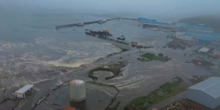 റഷ്യയെയും ജപ്പാനെയും വിറപ്പിച്ച് ഭൂചലനം; ഭീഷണിയായി സുനാമി; ഒഴിപ്പിക്കൽ തുടരുന്നു