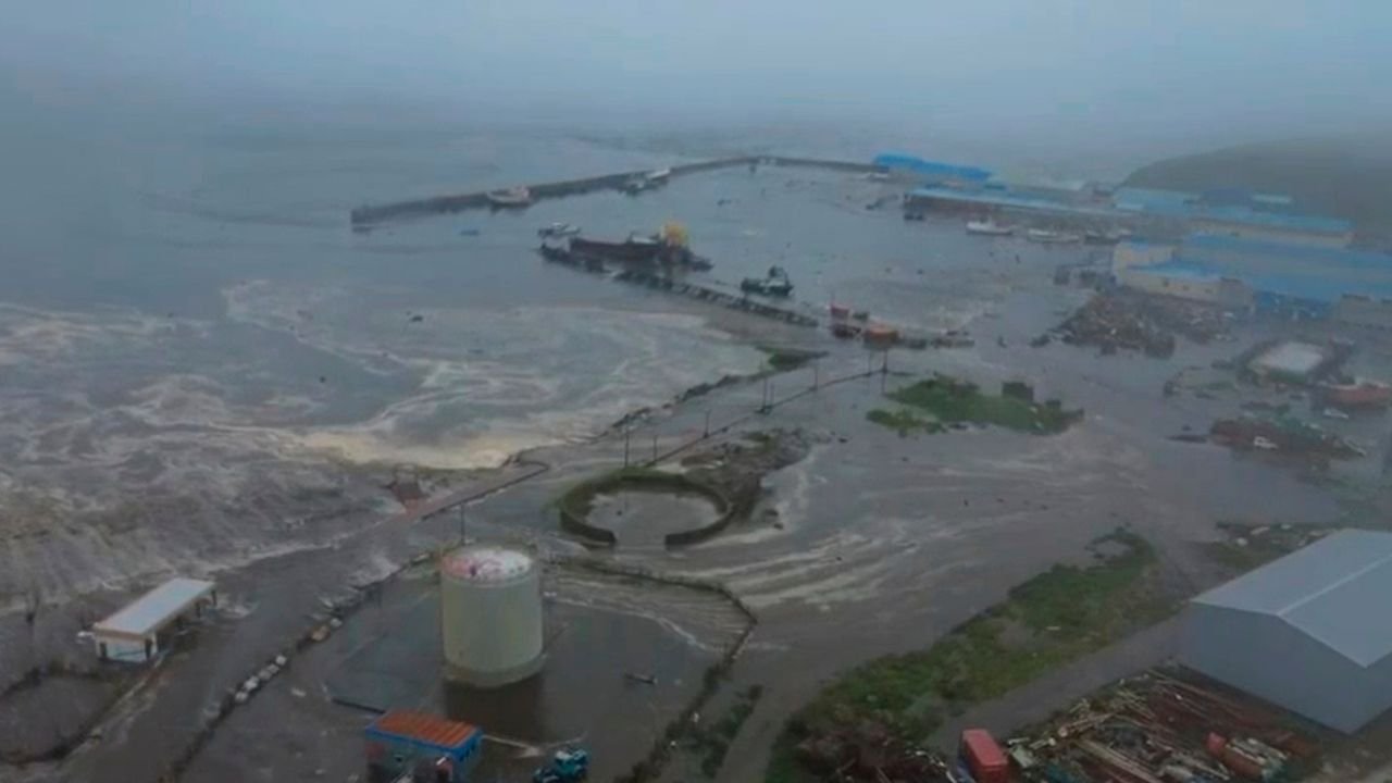 റഷ്യയെയും ജപ്പാനെയും വിറപ്പിച്ച് ഭൂചലനം; ഭീഷണിയായി സുനാമി; ഒഴിപ്പിക്കൽ തുടരുന്നു