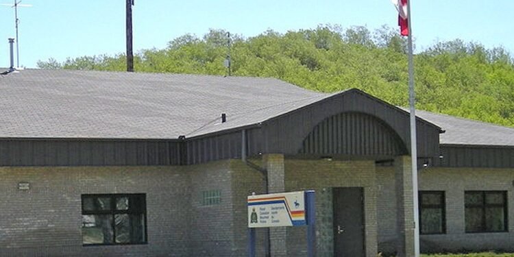 മുസ്‌കോവെക്‌വാനിൽ വീട് ആക്രമിച്ച് തോക്കുകൾ മോഷ്ടിച്ചു; പ്രതികൾക്കായി തിരച്ചിൽ