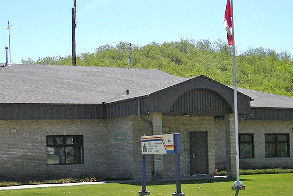 മുസ്‌കോവെക്‌വാനിൽ വീട് ആക്രമിച്ച് തോക്കുകൾ മോഷ്ടിച്ചു; പ്രതികൾക്കായി തിരച്ചിൽ