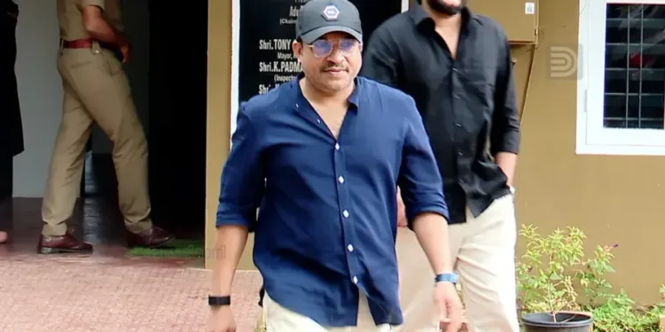 മഞ്ഞുമ്മൽ ബോയ്സ് സാമ്പത്തിക തട്ടിപ്പ് കേസ്; സൗബിൻ ഷാഹിറിനെ അറസ്റ്റ് ചെയ്ത് വിട്ടയച്ചു 1 മഞ്ഞുമ്മൽ ബോയ്സ് സാമ്പത്തിക തട്ടിപ്പ് കേസ്; സൗബിൻ ഷാഹിറിനെ അറസ്റ്റ് ചെയ്ത് വിട്ടയച്ചു