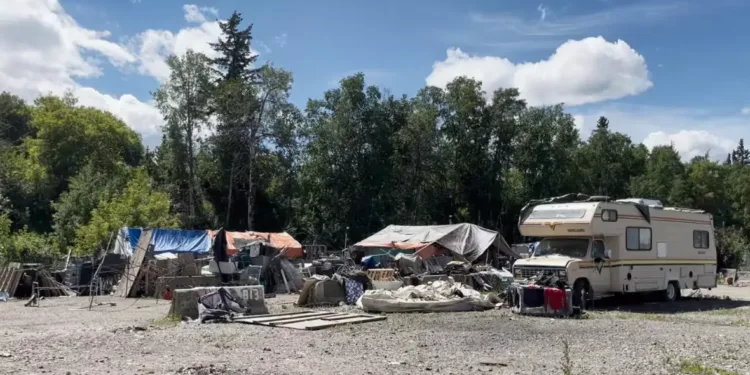 മോക്കാസിൻ ഫ്ലാറ്റ്സ് ക്യാമ്പ് തുടരുമോ? ഭവനരഹിതരുടെ ഭാവിയെക്കുറിച്ചുള്ള വിധി ബി.സി. കോടതി മാറ്റിവെച്ചു