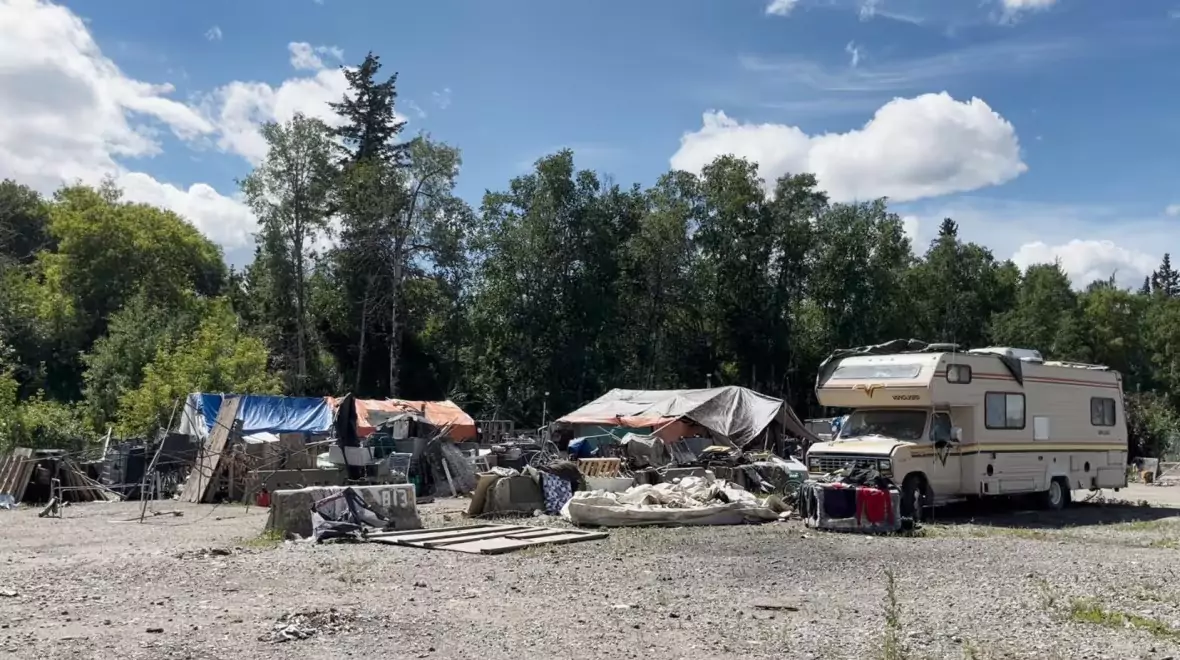 മോക്കാസിൻ ഫ്ലാറ്റ്സ് ക്യാമ്പ് തുടരുമോ? ഭവനരഹിതരുടെ ഭാവിയെക്കുറിച്ചുള്ള വിധി ബി.സി. കോടതി മാറ്റിവെച്ചു