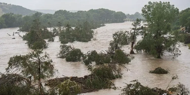 ടെക്സാസ് പ്രളയം: മരണം 24 ആയി, പെൺകുട്ടികളുടെ ക്യാമ്പിൽ നിന്ന് 25 പേരെ കാണാതായി 1 ടെക്സാസ് പ്രളയം: മരണം 24 ആയി, പെൺകുട്ടികളുടെ ക്യാമ്പിൽ നിന്ന് 25 പേരെ കാണാതായി