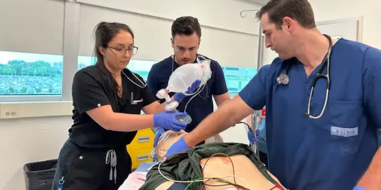 വടക്കൻ ഒന്റാറിയോയിലെ മെഡിക്കൽ സിമുലേഷൻ ലാബ്: ആരോഗ്യപ്രവർത്തനങ്ങൾക്ക് പുതിയ മുഖം 1 വടക്കൻ ഒന്റാറിയോയിലെ മെഡിക്കൽ സിമുലേഷൻ ലാബ്: ആരോഗ്യപ്രവർത്തനങ്ങൾക്ക് പുതിയ മുഖം