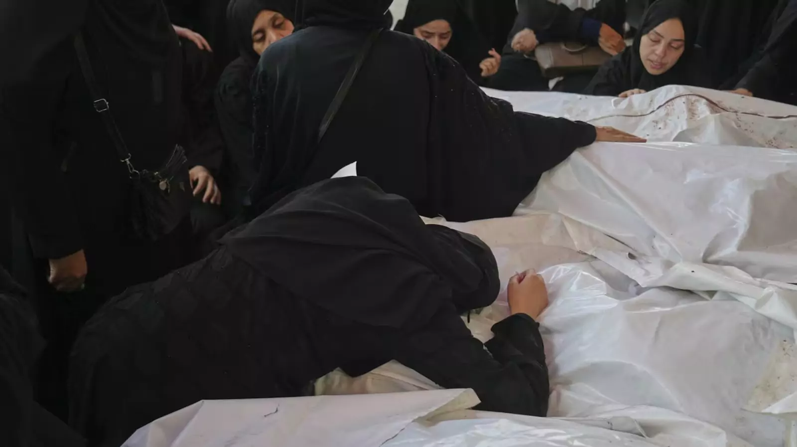 സഹായം തേടി വന്നവർക്ക് മരണം; ഗാസയിൽ ഇസ്രായേൽ വ്യോമാക്രമണത്തിൽ 52 പേർ കൊല്ലപ്പെട്ടു