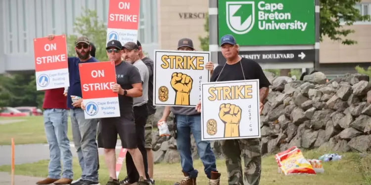 കേപ് ബ്രിട്ടൻ നിർമാണ തൊഴിലാളി സമരം ഒത്തുതീർപ്പിലേക്ക്: പ്രധാന നിർമ്മാണ പദ്ധതികൾ പുനരാരംഭിക്കും 1 strike