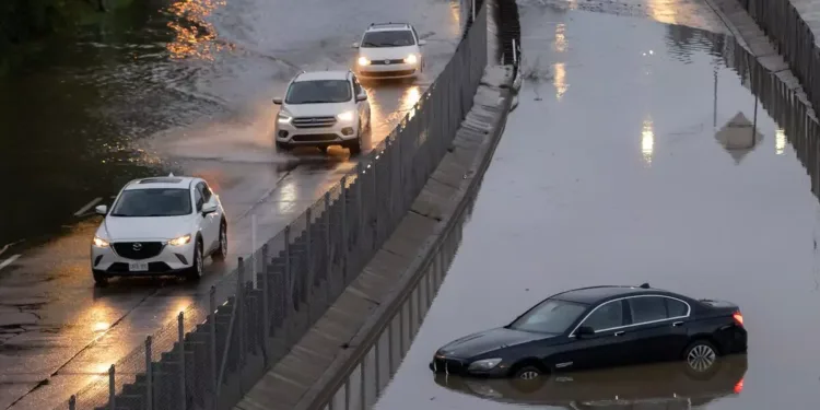 വേനൽമഴ വില്ലനായി: ക്യുബെക്കിൽ വെള്ളക്കെട്ടും വൈദ്യുതി മുടക്കവും; വലഞ്ഞ് ജനങ്ങൾ 1 വേനൽമഴ വില്ലനായി: ക്യുബെക്കിൽ വെള്ളക്കെട്ടും വൈദ്യുതി മുടക്കവും; വലഞ്ഞ് ജനങ്ങൾ