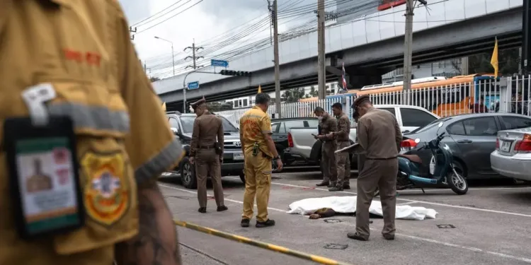 ബാങ്കോക്കിനെ വിറപ്പിച്ച് വെടിവെപ്പ്: അക്രമിയുൾപ്പെടെ ആറ് പേർ കൊല്ലപ്പെട്ടു! 1 ബാങ്കോക്കിനെ വിറപ്പിച്ച് വെടിവെപ്പ്: അക്രമിയുൾപ്പെടെ ആറ് പേർ കൊല്ലപ്പെട്ടു!