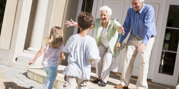 തെറ്റില്ലാതെ അപേക്ഷിക്കൂ! മാതാപിതാക്കളെയോ ഗ്രാന്റ്പേരന്റ്സിനെയോ കാനഡയിലേക്ക് കൊണ്ടുവരണമെങ്കിൽ ഇക്കാര്യങ്ങൾ ശ്രദ്ധിക്കണം 1 grandparents with children