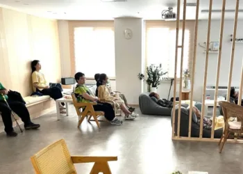 ഒറ്റപ്പെടലിന് മരുന്ന്, സൗഹൃദത്തിന് ഇടം: കൊറിയയുടെ പുതിയ കൺവീനിയൻസ് സ്റ്റോറുകൾ 1 The stores, which resemble a living room at home, offer comfort and company