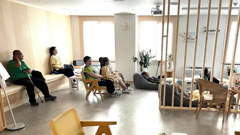 The stores, which resemble a living room at home, offer comfort and company