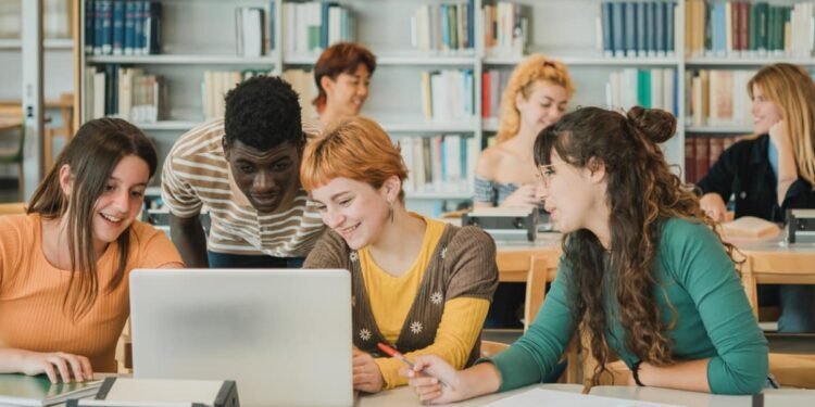 വിദ്യാഭ്യാസ കുടിയേറ്റത്തിന് കാനഡയുടെ പൂട്ട്?; സ്റ്റഡി പെർമിറ്റ് തേടുന്ന ഇന്ത്യൻ വിദ്യാർത്ഥികളുടെ എണ്ണത്തിൽ ഇടിവ് 1 students in canada