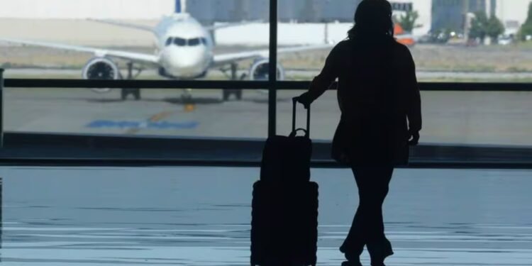 വിദേശയാത്രയ്ക്ക് ഒരുങ്ങുകയാണോ? ലഗേജിൽ കൊണ്ടുപോകാൻ പാടില്ലാത്ത ഈ സാധനങ്ങൾ ശ്രദ്ധിക്കണം, അല്ലെങ്കിൽ പിടിവീഴും 1 വിദേശയാത്രയ്ക്ക് ഒരുങ്ങുകയാണോ? ലഗേജിൽ കൊണ്ടുപോകാൻ പാടില്ലാത്ത ഈ സാധനങ്ങൾ ശ്രദ്ധിക്കണം, അല്ലെങ്കിൽ പിടിവീഴും