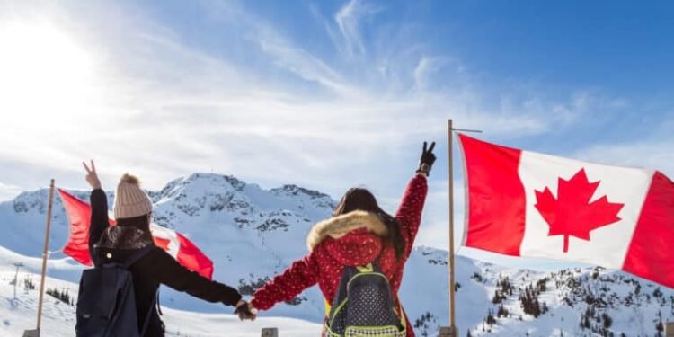 പോരുന്നോ.. കാനഡയിലേക്ക്; എക്സ്പ്രസ് എൻട്രിയിൽ വരാനിരിക്കുന്നത് 3 പുതിയ തൊഴിൽ വിഭാഗങ്ങൾ 1 LADIES WITH CANADA FLAG