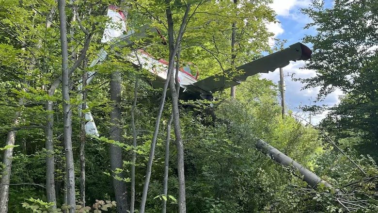 ഒട്ടാവ വിമാനത്താവളത്തിന് സമീപം വിമാനം തകർന്ന് വീണു; മൂന്നുപേർ അത്ഭുതകരമായി രക്ഷപ്പെട്ടു