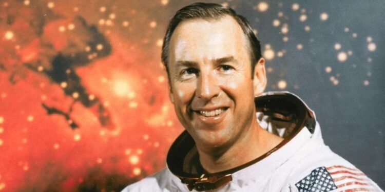 പേടകത്തെ രക്ഷിച്ച് ഭൂമിയിലെത്തിച്ച ജിം ലോവലിന് 97-ാം വയസ്സിൽ അന്തിമ യാത്ര