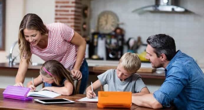 അധ്യാപക ദിനത്തിന് മുമ്പ് രക്ഷിതാക്കൾക്ക് വെല്ലുവിളി: വിലവർദ്ധനവ് കാരണം കനേഡിയൻ കുടുംബങ്ങൾ ആശങ്കയിൽ